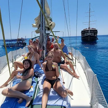 Sailing Edisa Rhodes Adventures Úszó hotel *